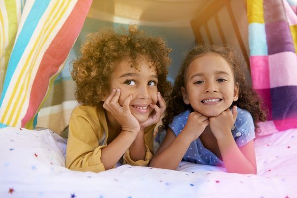 girls_in_blanket_fort