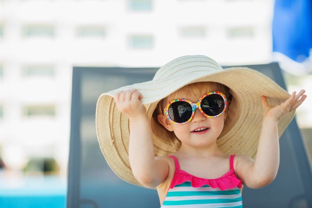 little_girl_in_sun_hat