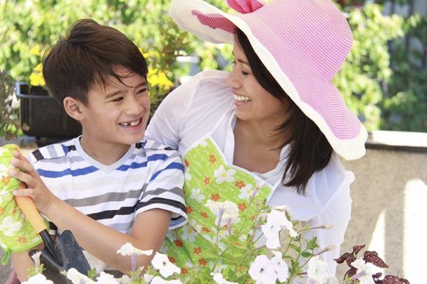 mother_son_gardening