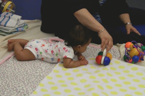 Tummy Time con giocattolo