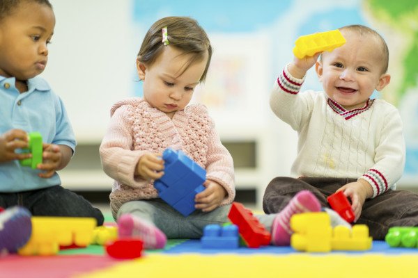 Bébés jouant avec des blocs