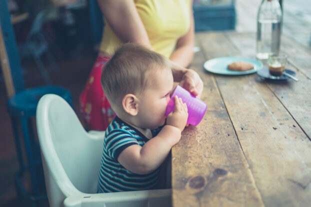 Mother-and-baby-in-cafe-by-the-window