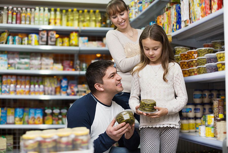 dad_explaining_items_to_daughter_in_store