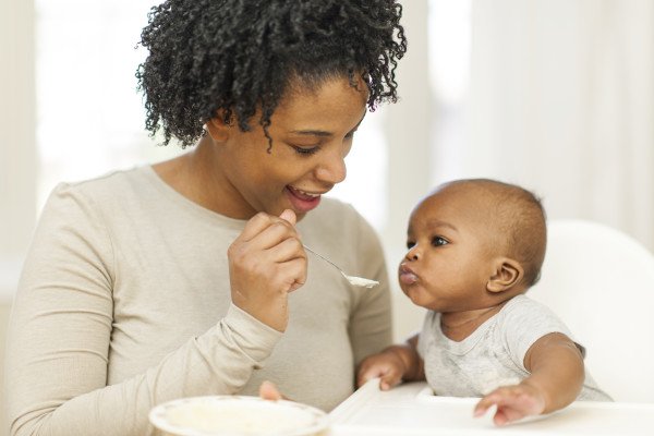 mom_spoon_feeding_baby