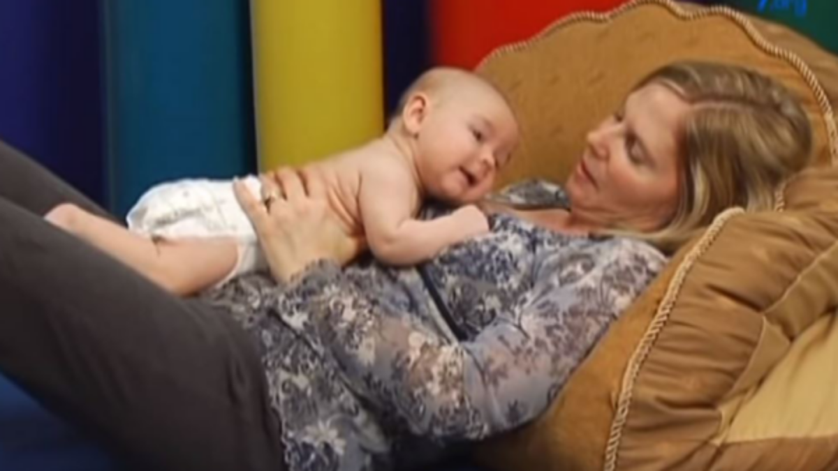 Tips to Help Baby Roll Over from a Physical Therapist 