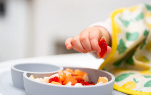Kids can be given fruit to develop healthy eating habits