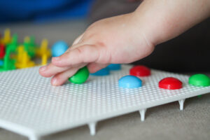 Child-playing-with-pegboard